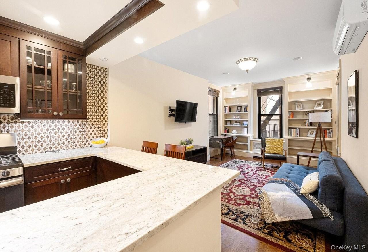 69 Pineapple St Apt 6 #6 - Photo 3 of 11