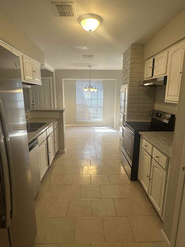 403 Mistywood Dr - Photo 3 of 18