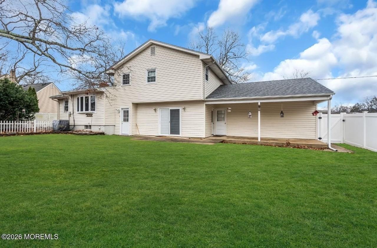 869 Knight St - Photo 3 of 23