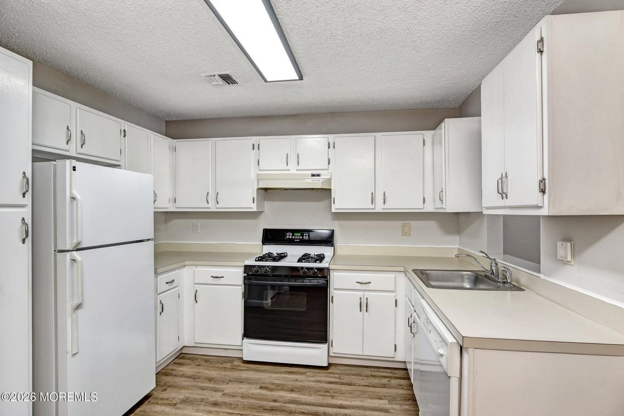 159 Tulip Ln - Photo 7 of 32