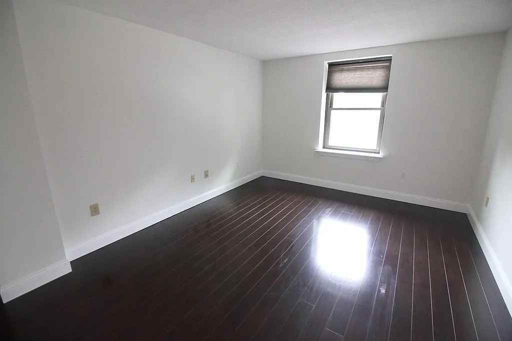 1029 Pleasant St - Photo 2 of 7