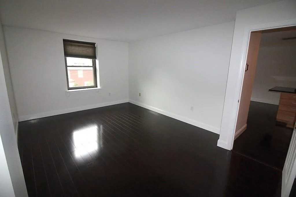 1029 Pleasant St - Photo 3 of 7