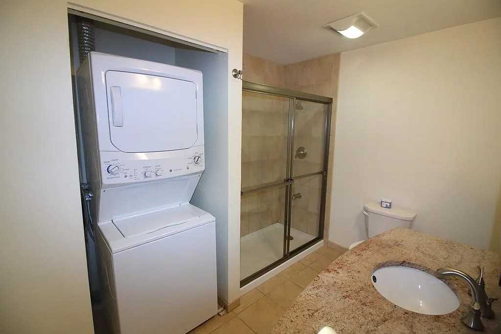 1029 Pleasant St - Photo 5 of 7