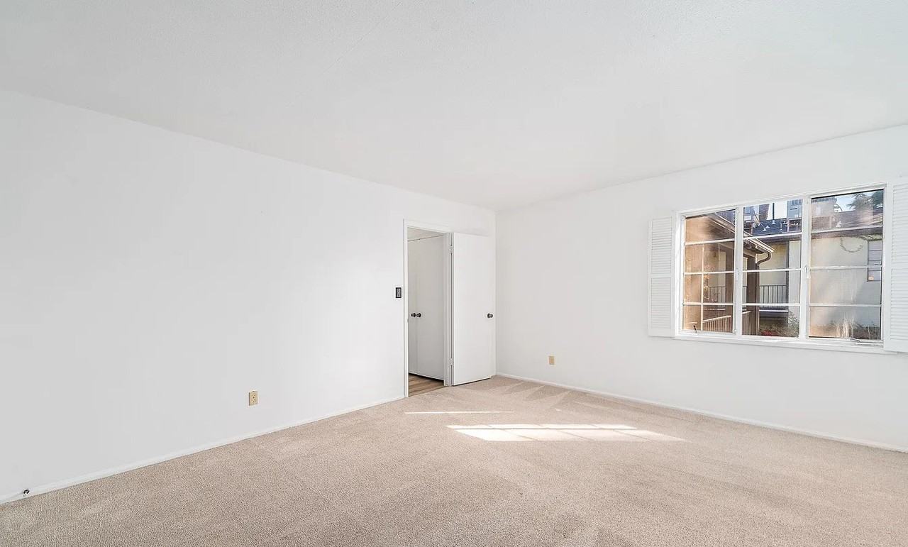 2820 E 6th St - Photo 7 of 11