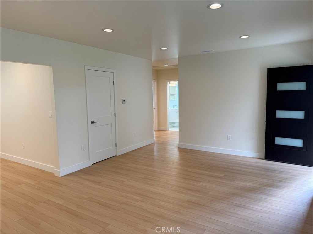 1070 N Vinedo Ave - Photo 5 of 17