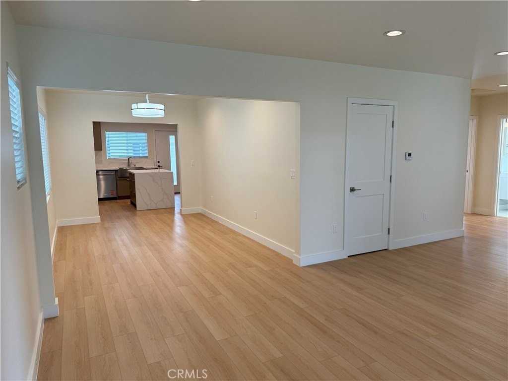 1070 N Vinedo Ave - Photo 6 of 17