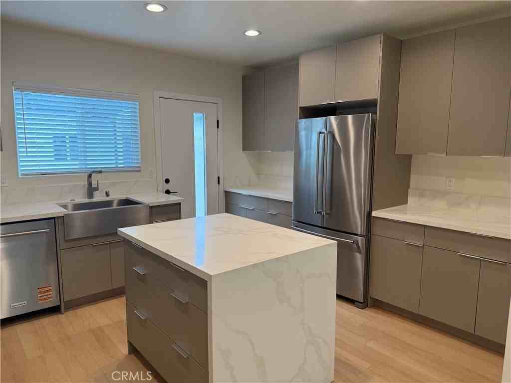 1070 N Vinedo Ave - Photo 7 of 17