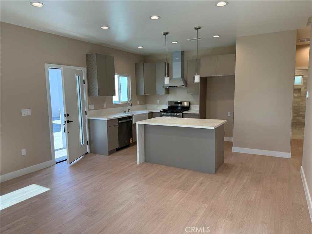 1072 N Vinedo Ave - Photo 4 of 17