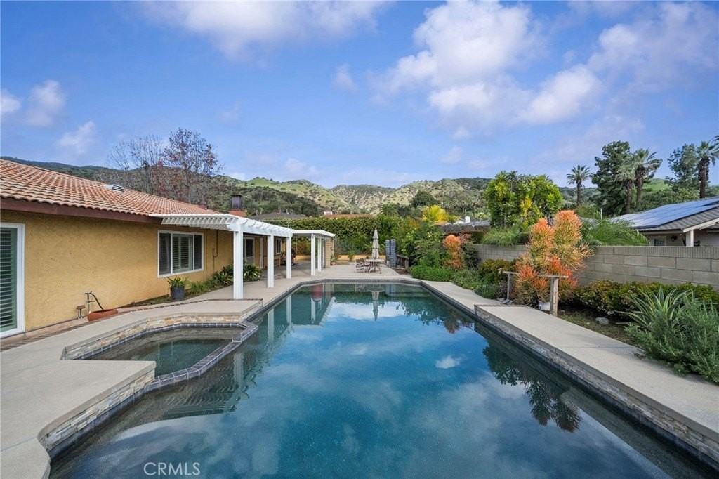 968 Englewild Dr - Photo 5 of 40