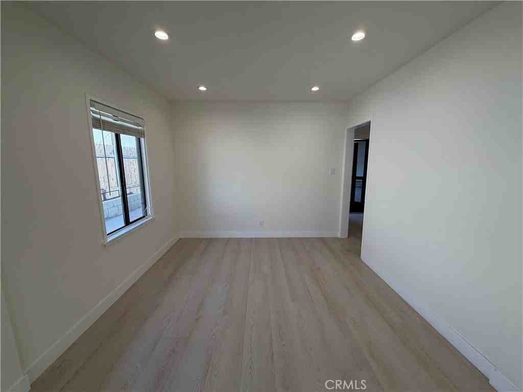 3357 Honolulu Ave - Photo 6 of 19