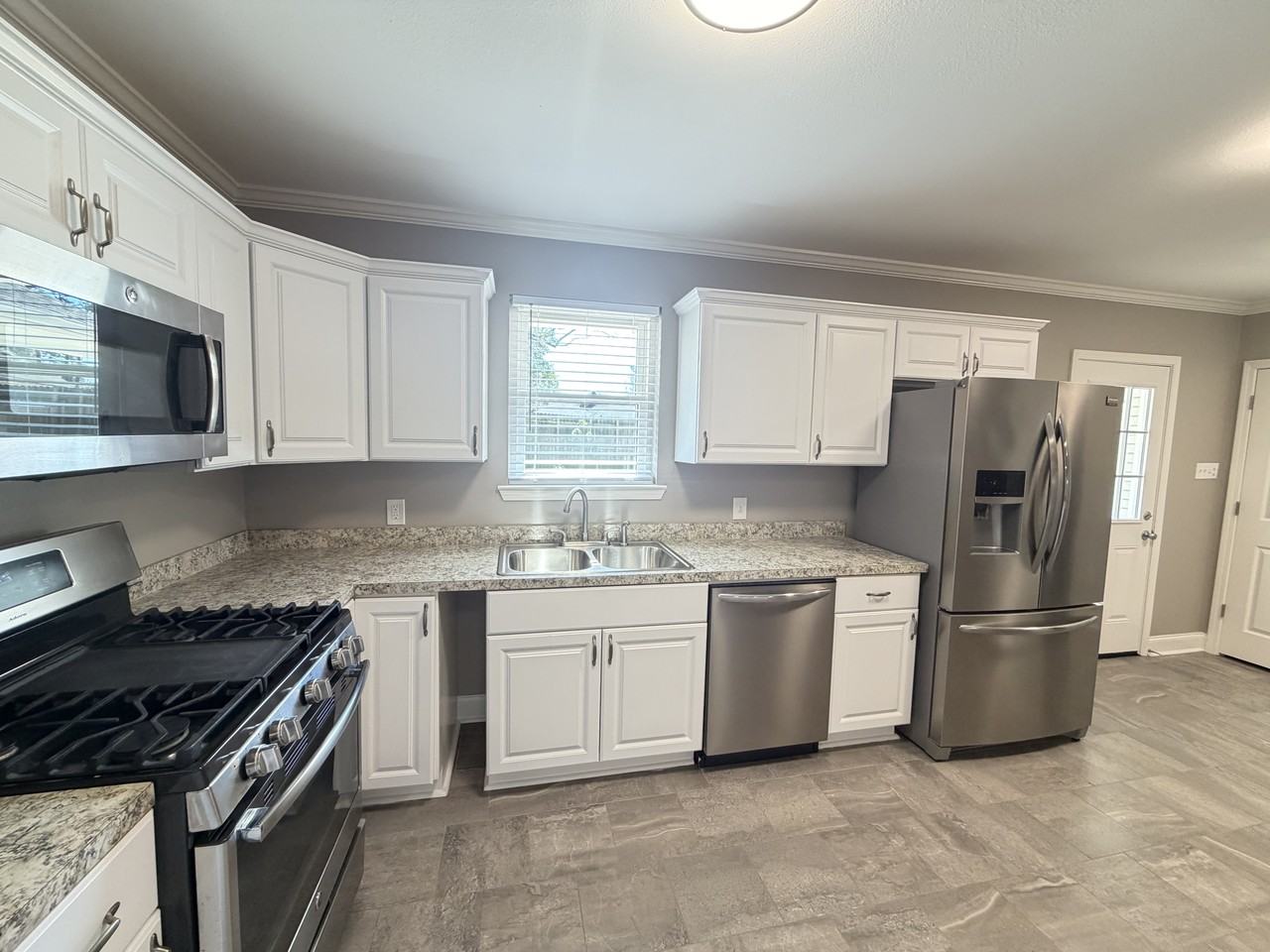 122 Joan St - Photo 4 of 18