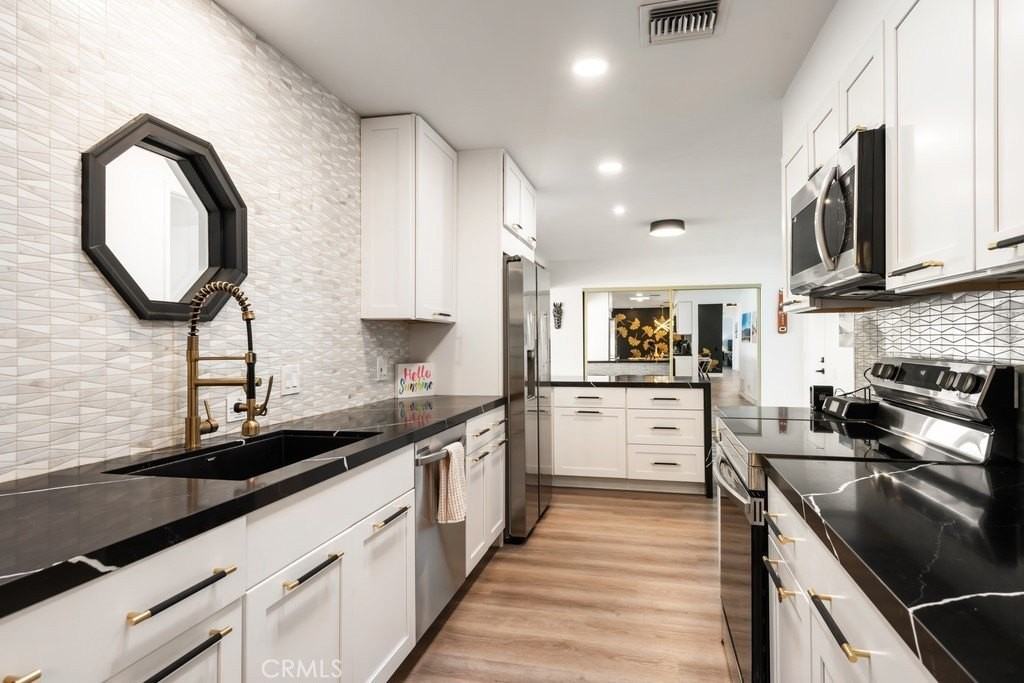 1980 E Rochelle Rd - Photo 4 of 50