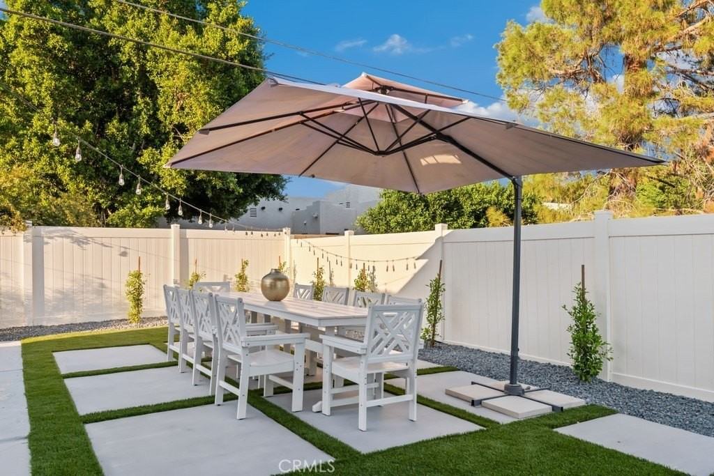 1980 E Rochelle Rd - Photo 2 of 50