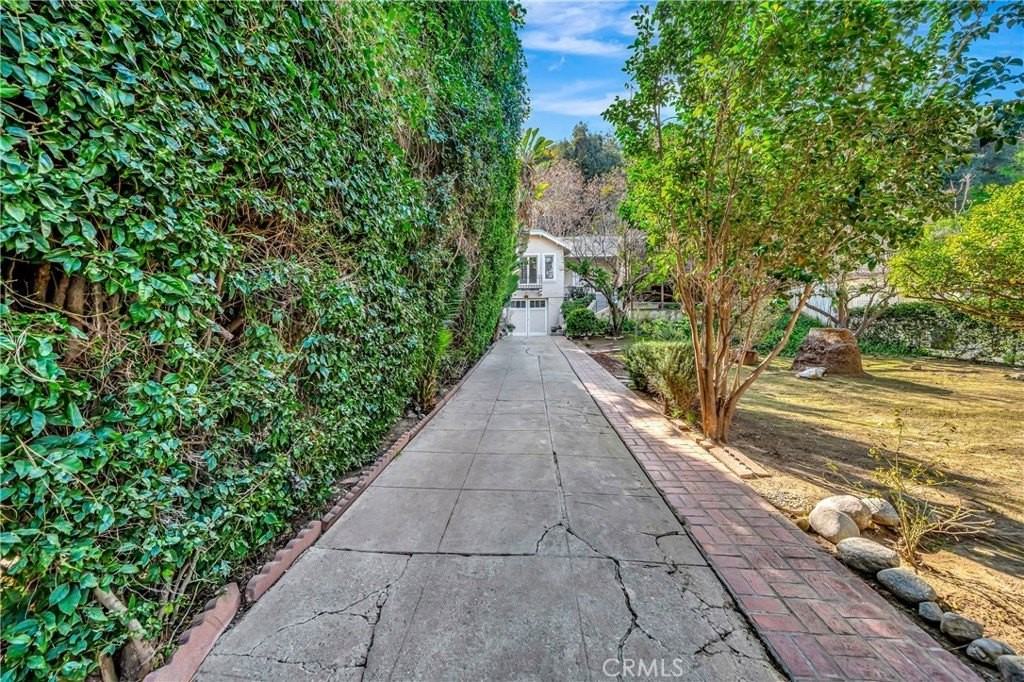 11026 Fruitland Dr - Photo 5 of 50