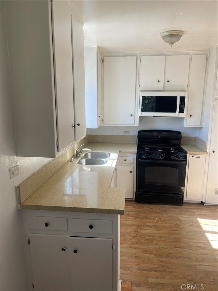 10979 Cassina Ave #A - Photo 4 of 23