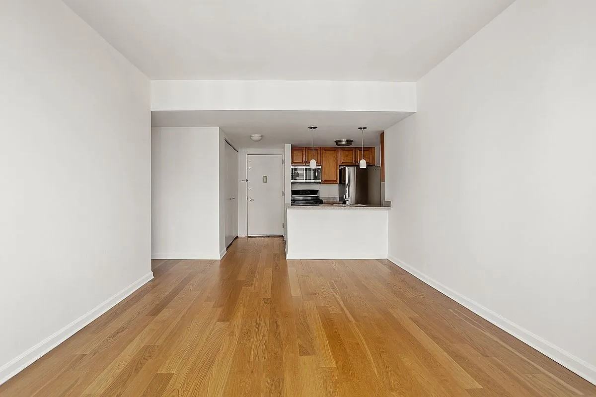 425 Main St #16E - Photo 2 of 6