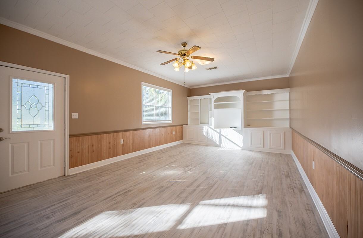 1927 Yvonne Dr - Photo 2 of 11