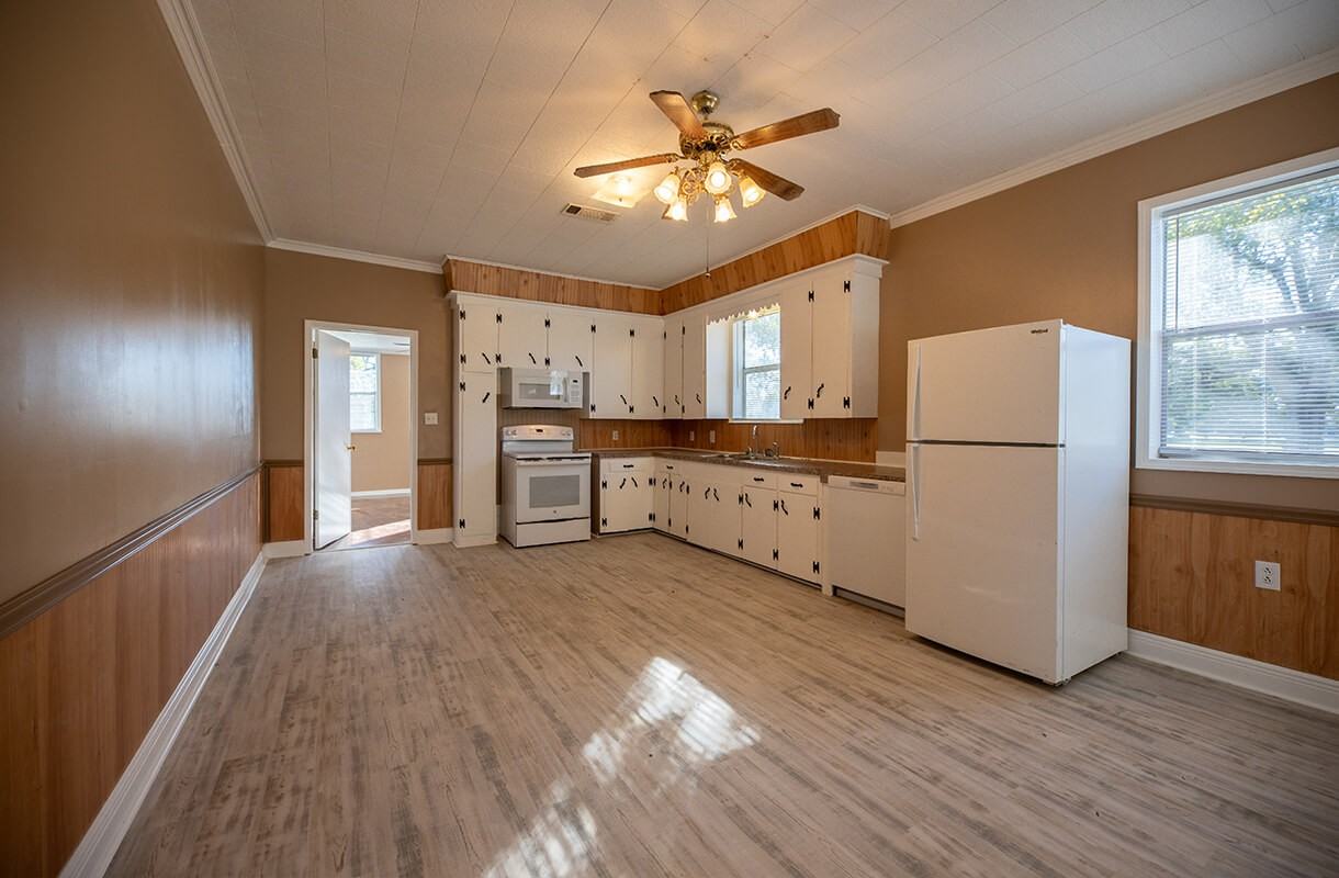 1927 Yvonne Dr - Photo 3 of 11