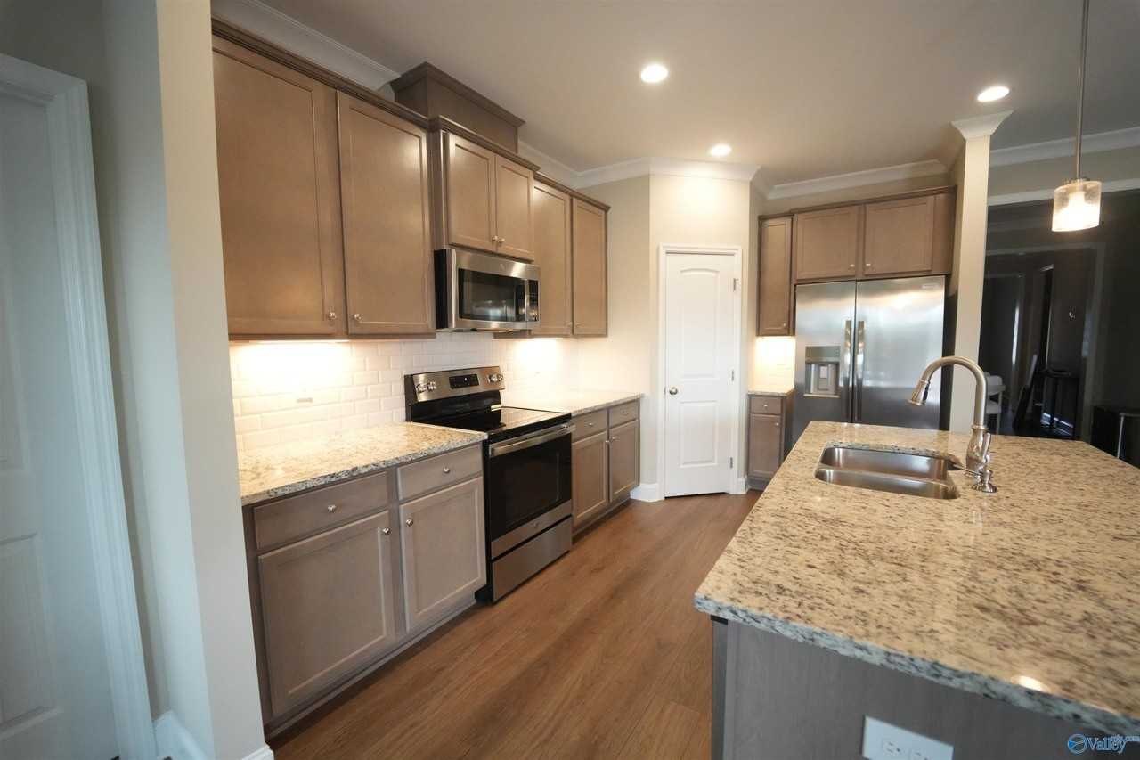 204 Joan Cir - Photo 4 of 36