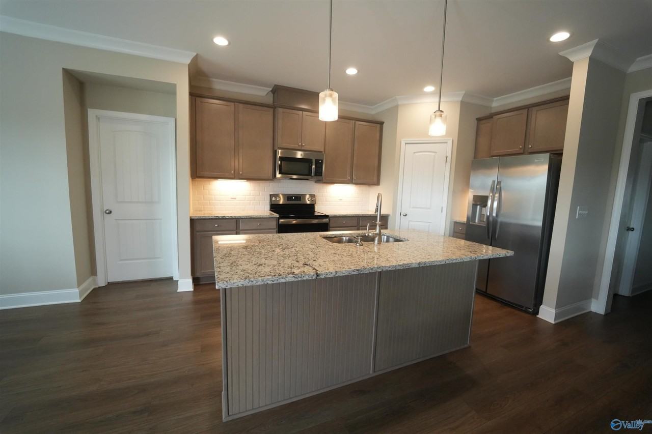 204 Joan Cir - Photo 7 of 36