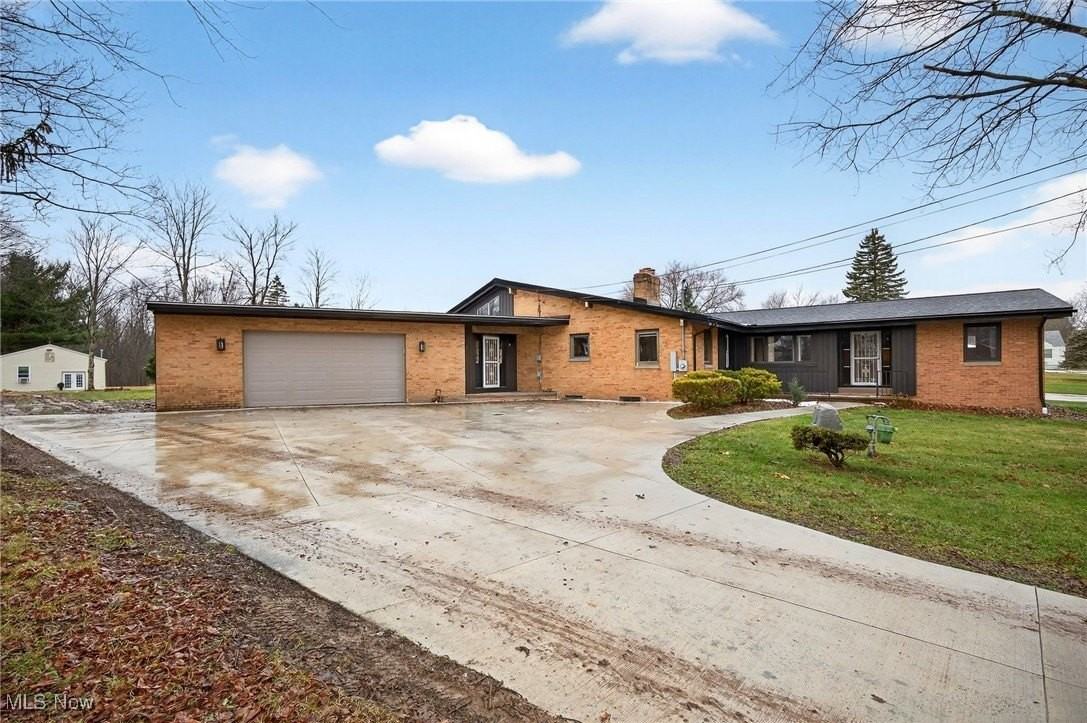 3863 Wiltshire Rd - Photo 2 of 46