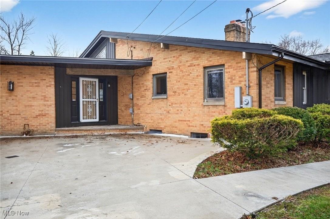 3863 Wiltshire Rd - Photo 3 of 46