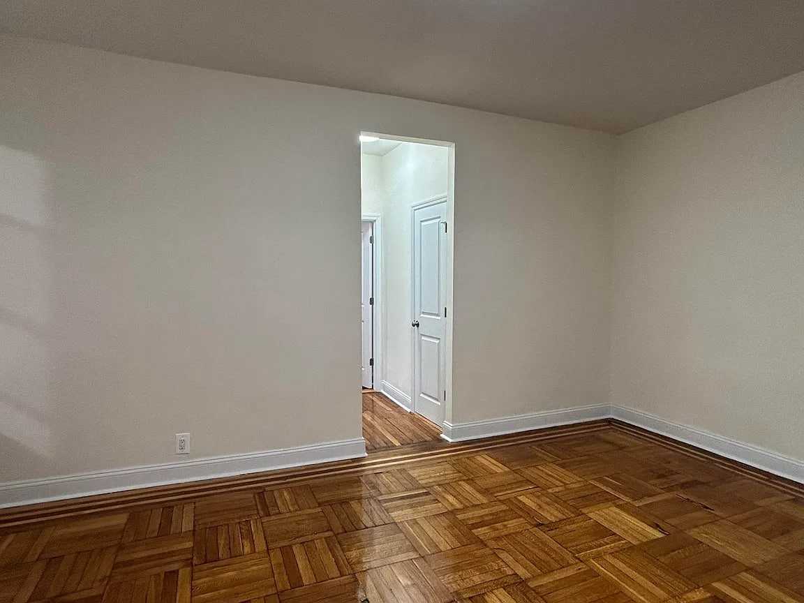 11865 Metropolitan Ave - Photo 4 of 7