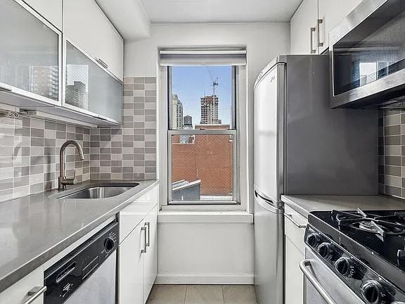 435 E 77Th St - Photo 3 of 4