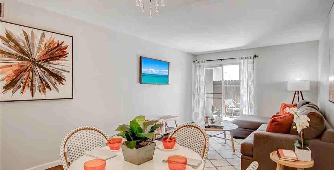 278 N Wilshire Ave - Photo 4 of 18