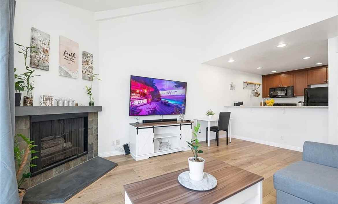 20253 Keswick St - Photo 3 of 15