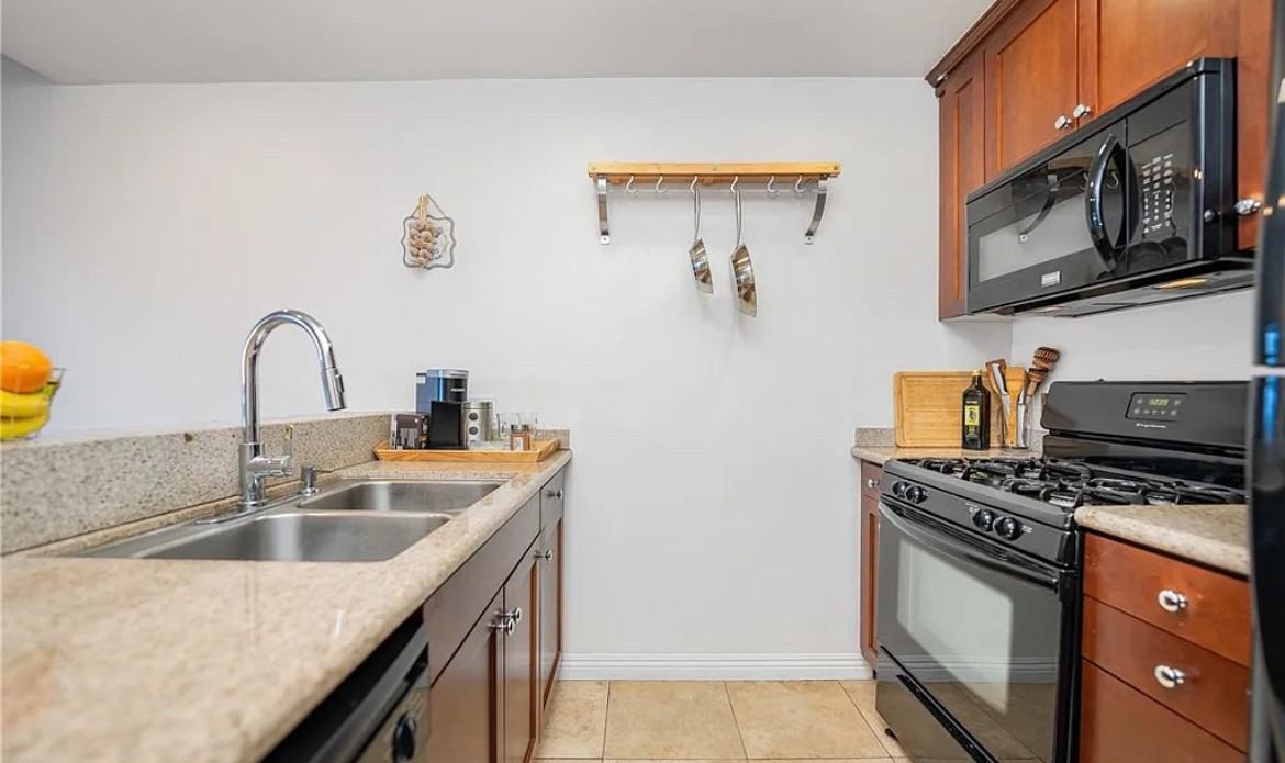 20253 Keswick St - Photo 4 of 15