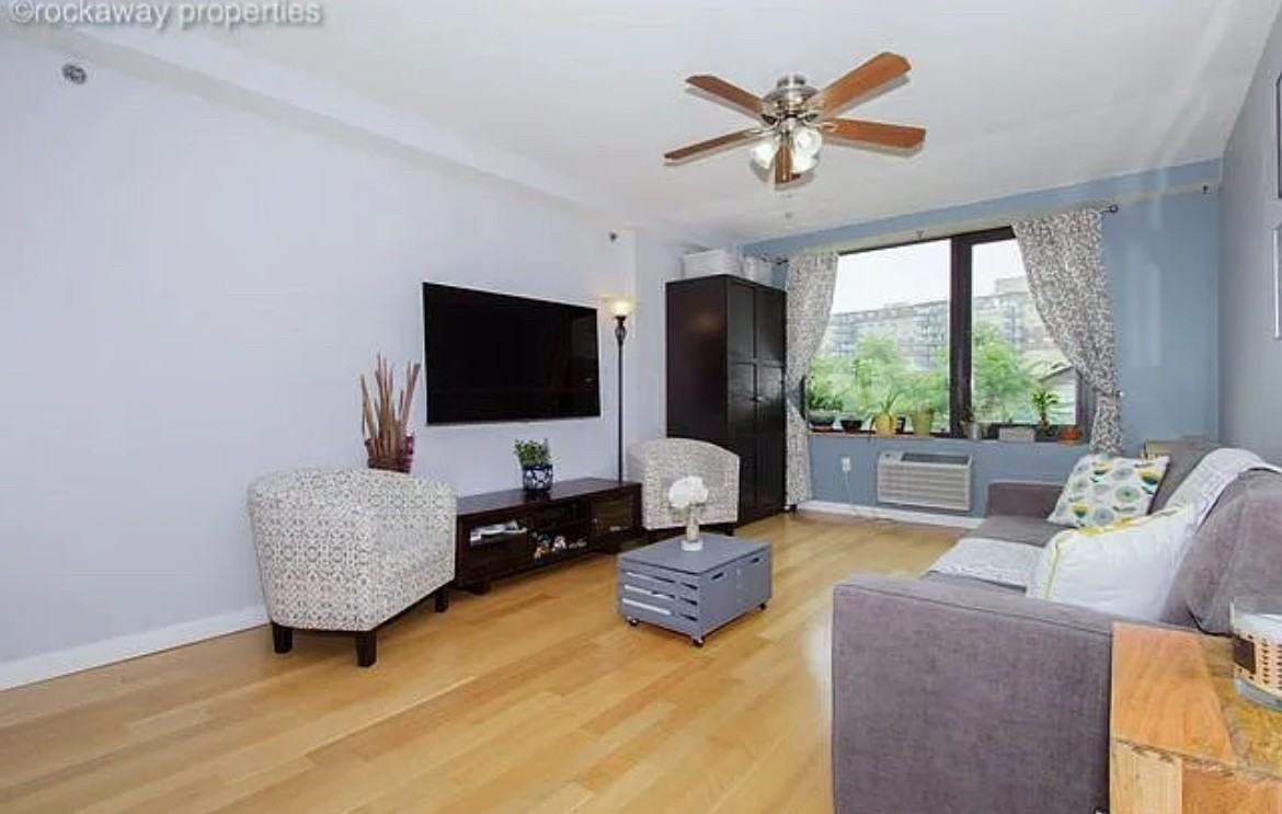 9116 Shore Front Pkwy - Photo 5 of 15