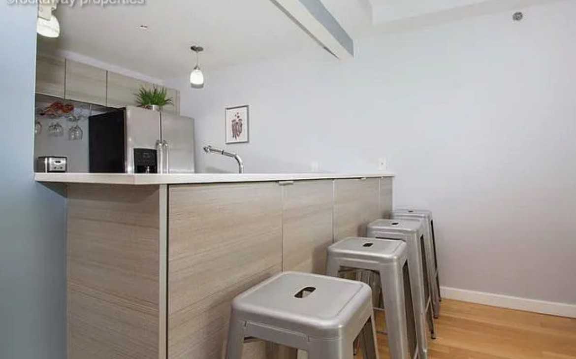 9116 Shore Front Pkwy - Photo 7 of 15