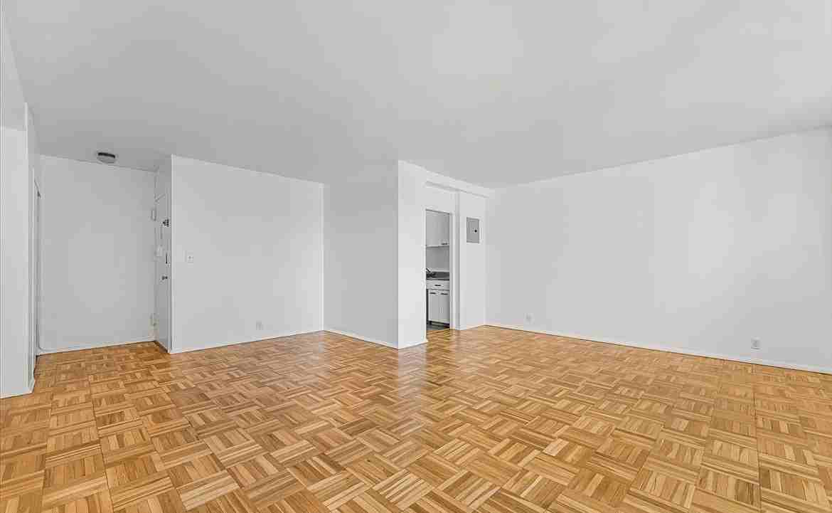 9 Fordham Hill Oval - Photo 2 of 14