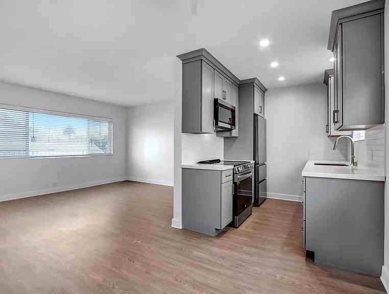 117 Strand St #8 - Photo 3 of 11