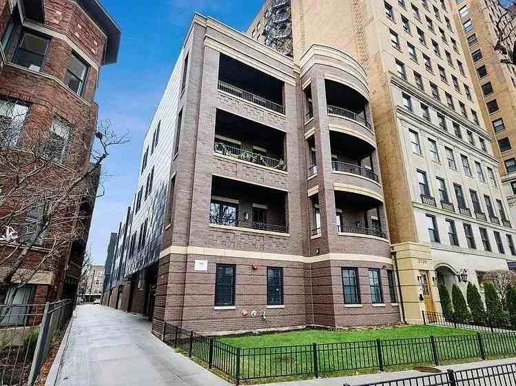 3728 N Lake Shore Dr #402 - Photo 3 of 13