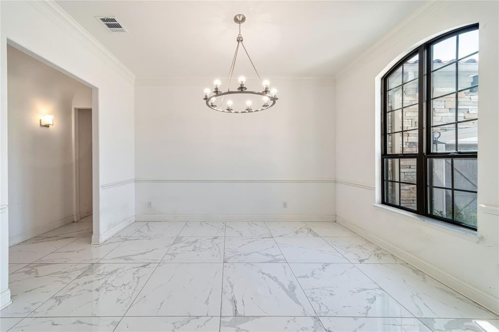 805 Thomas Dr - Photo 3 of 36