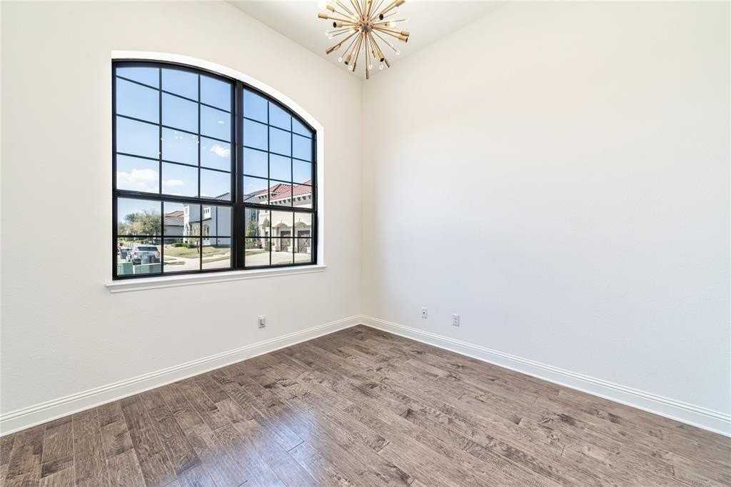 805 Thomas Dr - Photo 4 of 36