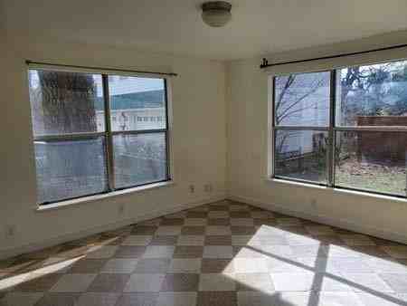 921 W Oak St - Photo 5 of 23