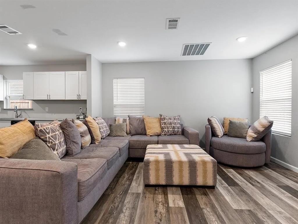 2819 Alabama Ave - Photo 2 of 23