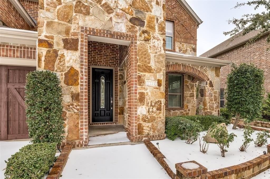 1221 Dakota St - Photo 2 of 25