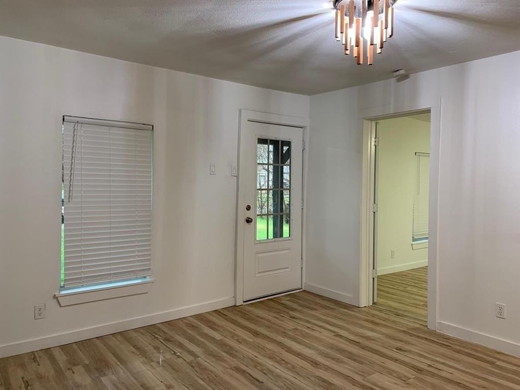 1046 W Collins St - Photo 4 of 28