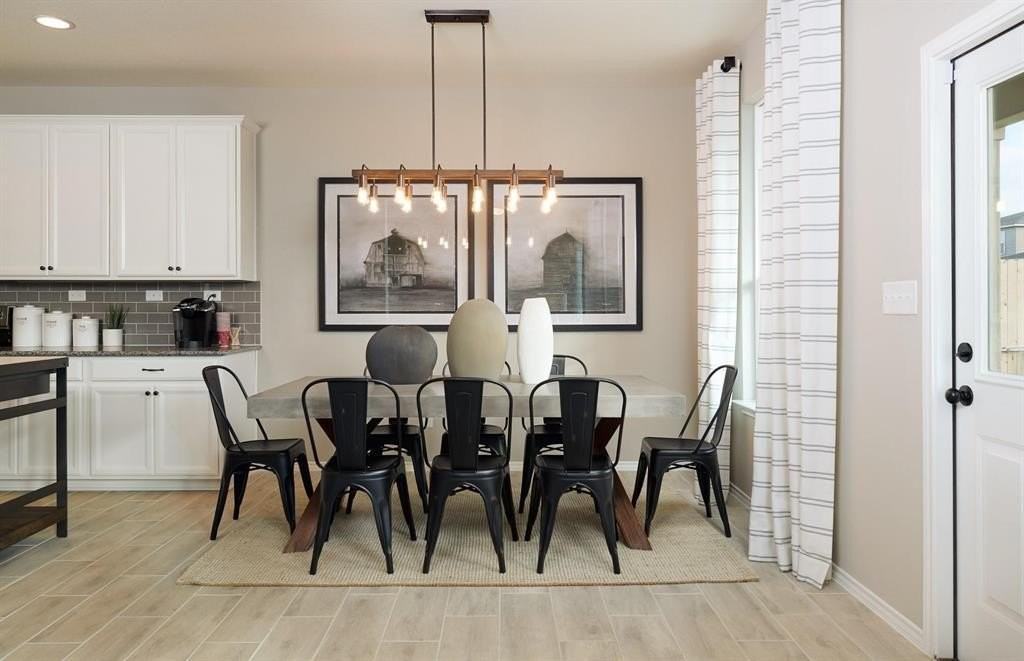 366 Lake Erie Dr - Photo 4 of 39