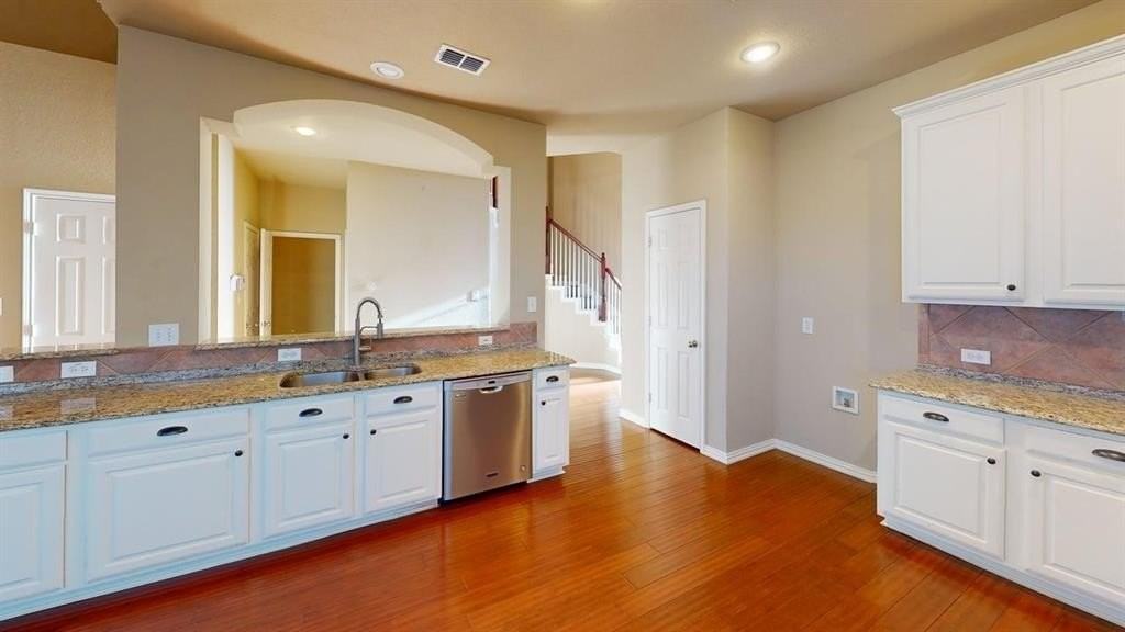 1402 Peaceway Dr - Photo 6 of 32