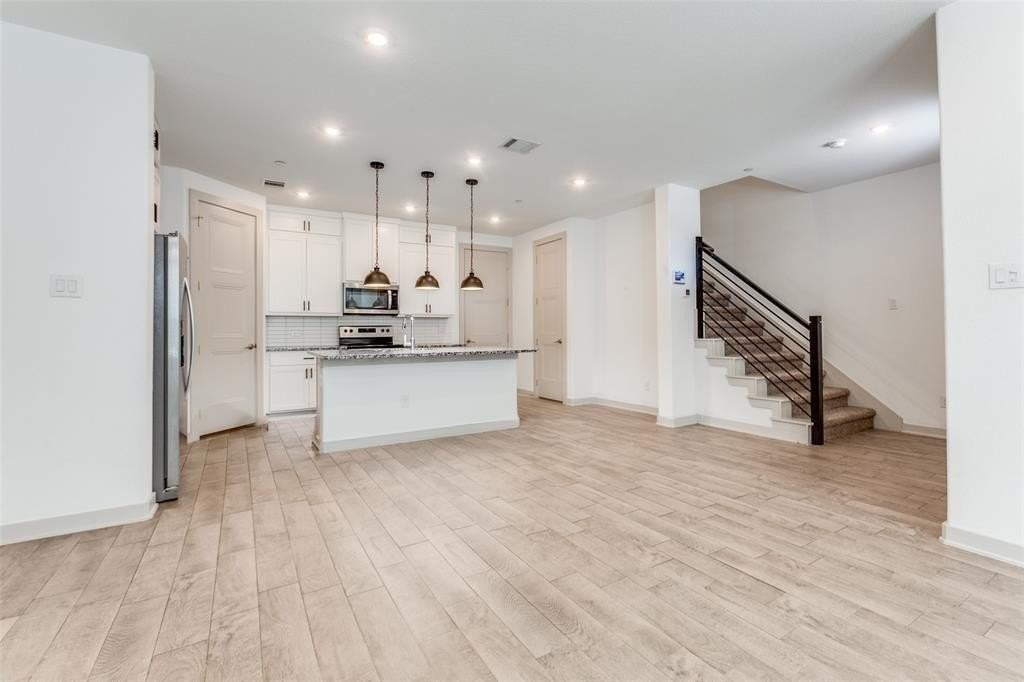 569 Eiseley Dr - Photo 3 of 12