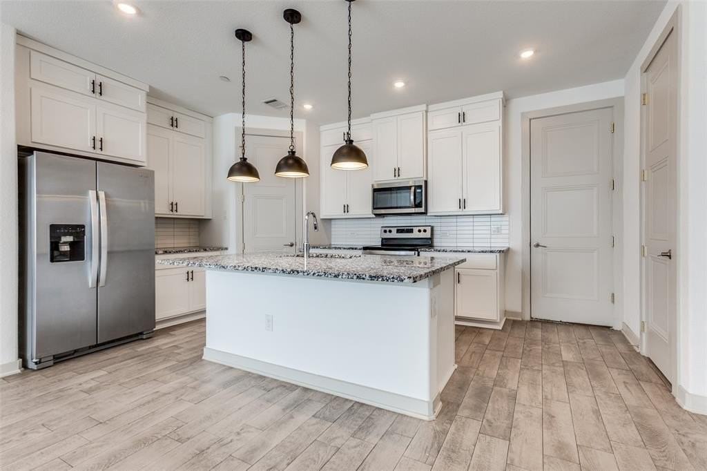 569 Eiseley Dr - Photo 4 of 12