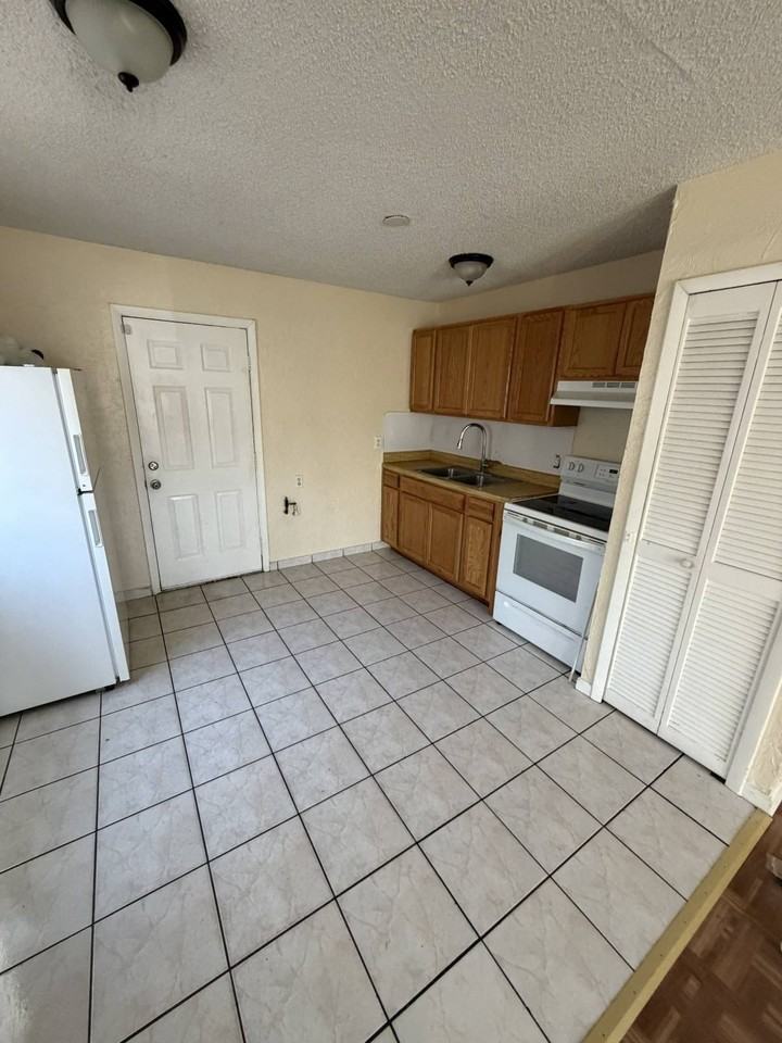 320 Blanco Ct - Photo 3 of 6