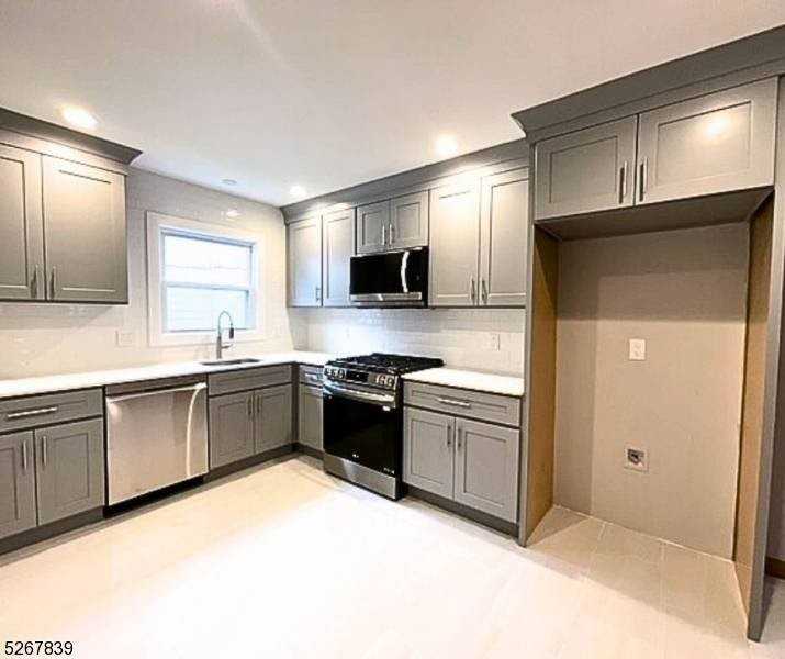 400 Kennedy Dr - Photo 3 of 10