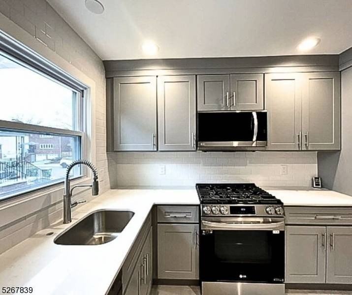 400 Kennedy Dr - Photo 4 of 10