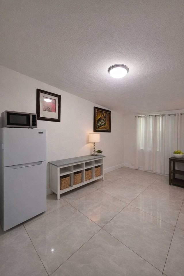 1139 W 44th St #14 - Photo 2 of 4